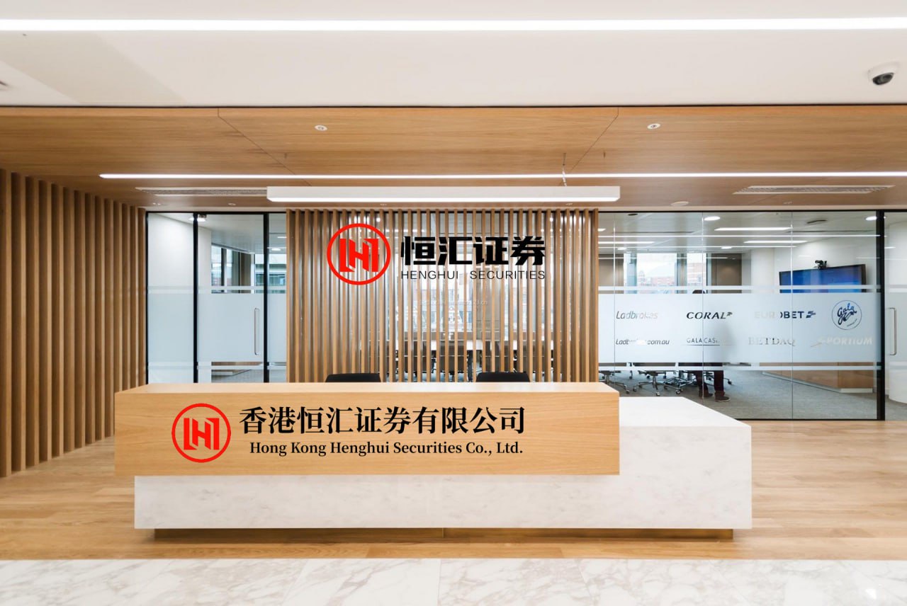 搭搭网 HBO《绿灯侠》预告曝光：哈尔泼水叫醒菜鸟约翰，联手追查变形杀手，8月16日上线